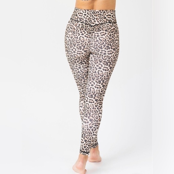 Zyia Leopard Brilliant Scrunchy What Hi-rise 7/8 Leggings - Picture 5 of 7
